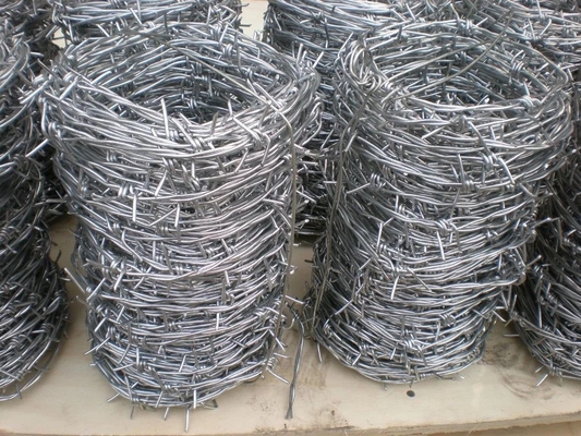 ASTM 6 8 9 10 12 14 18 20 長さとの刺線ロールフェンス お客様の要求と保護構造