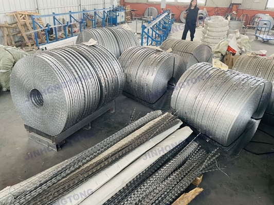 シルバーで覆われた 二重熱浸し 熱熱で浸した 鉄鋼刺線 1.8mm 2mm 200m 500m 急速な回転で農場切断サービス