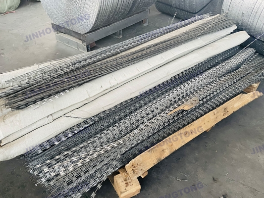 高張力強さの特徴を持つ500mの刺線用刺線フェンス 7.5cm-15cmのワイヤーとバーブ距離