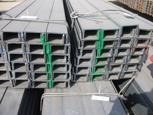 直接 ASTM Q235 Q345 ホットロールチャネル鋼U形ビームUバー 実際重量による請求 孔付きまたは未孔付き
