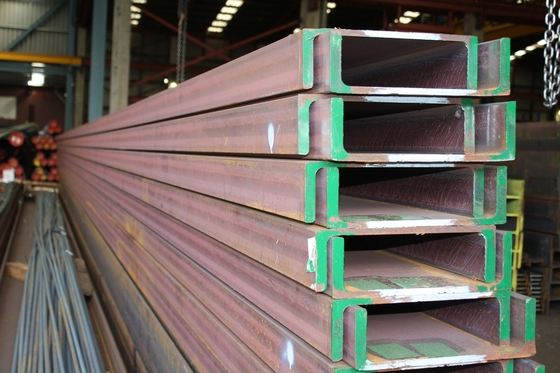 直接 ASTM Q235 Q345 ホットロールチャネル鋼U形ビームUバー 実際重量による請求 孔付きまたは未孔付き