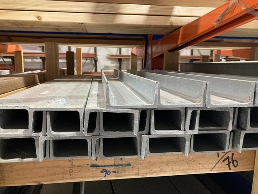 直接 ASTM Q235 Q345 ホットロールチャネル鋼U形ビームUバー 実際重量による請求 孔付きまたは未孔付き