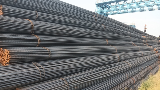 HRB400/500 ASTM A615 BS4449 標準 AiSi 炭素鋼製 リバー 商業用建物 建設業者の信頼