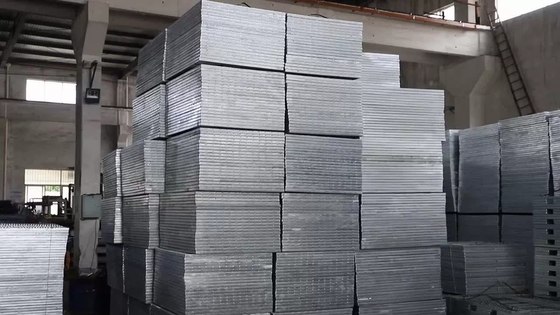 工場出口 30*3 鋼鉄のガルバナイズドバーグリッティング G505/30/100 G503/30/100 プラットフォームフロア 鋼鉄のガルバナイズドグリッティング
